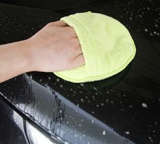 Auto Reinigungspad wird auf dem Autolack zum Reinigen angewendet