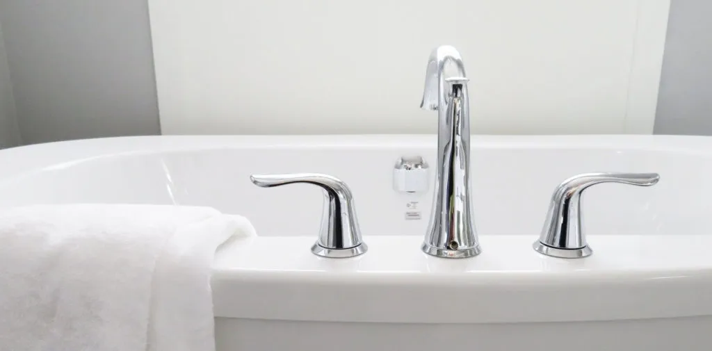 Weisse Badewanne mit übergeworfenem Handtuch