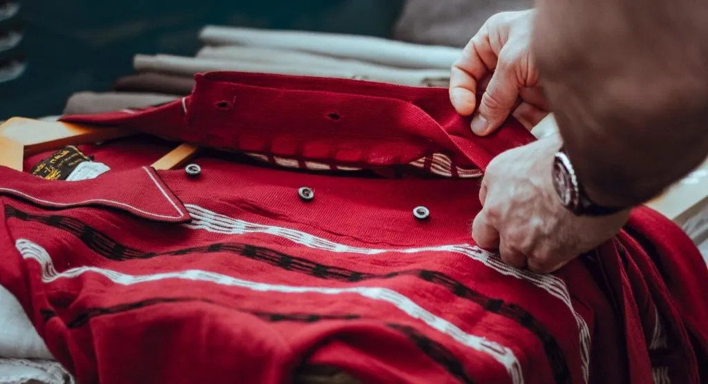 Hemd wird zusammengelegt