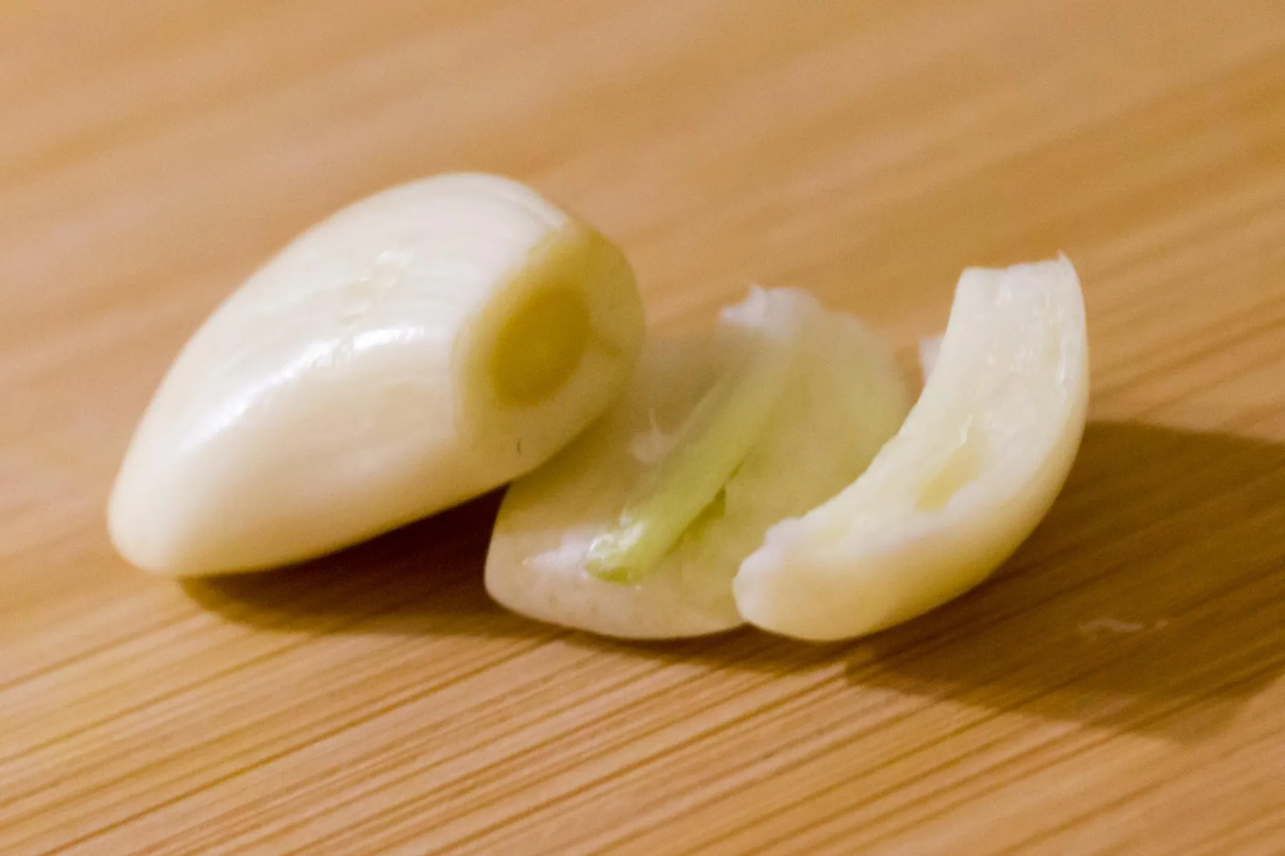 Der Kern des Knoblauchs beinhaltet viel Allicin, welches für den typischen Knoblauchgeruch verantwortlich ist.