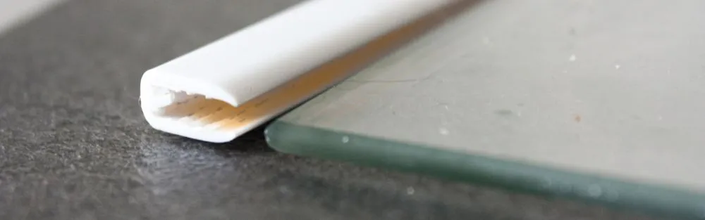 Schmutzige Zierkante eines Kühlschrank-Glasbodens