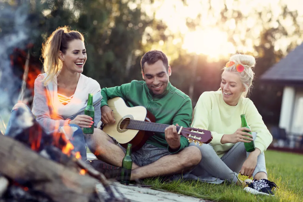 Lagerfeuer mit Freunden. An Brandgeruch wird hier nicht gedacht.