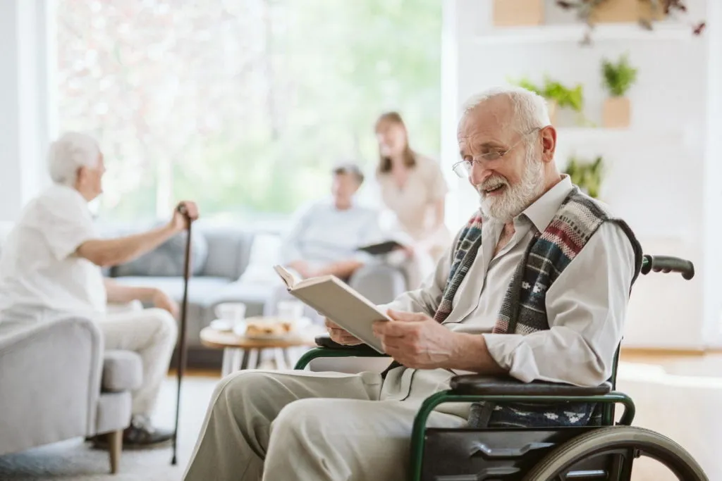 Menschen im Altenheim