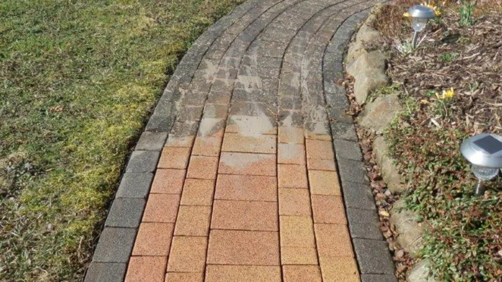 Pflasterstein während der Reinigung