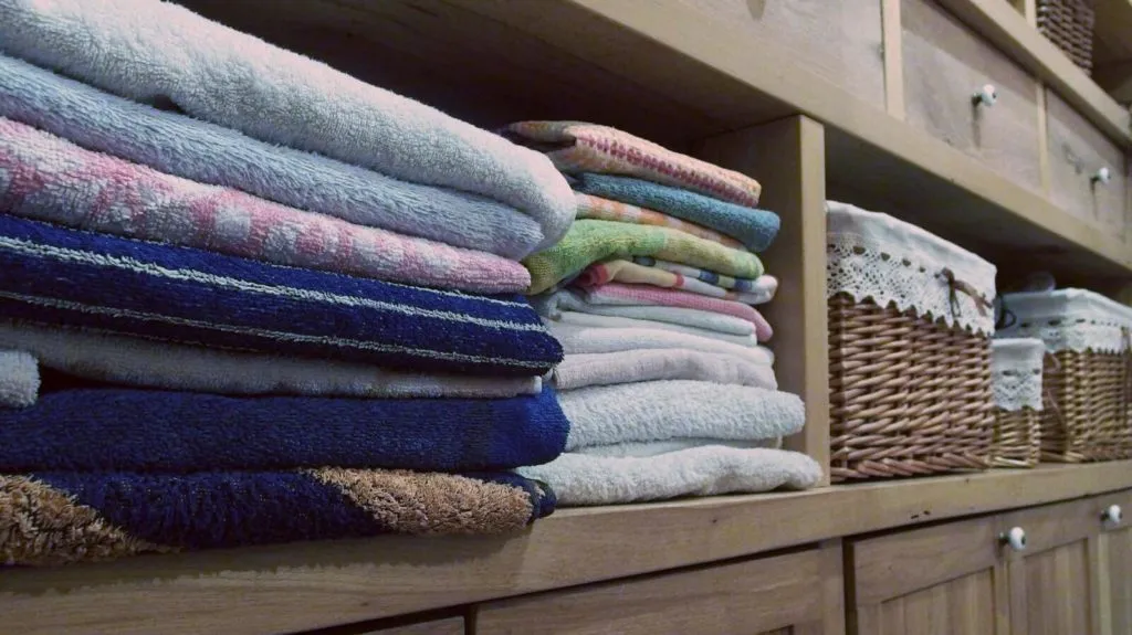 Handtücher im Schrank eingeordnet