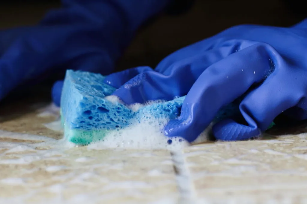 Tiefenreinigung mit Schwamm und Handschuhen