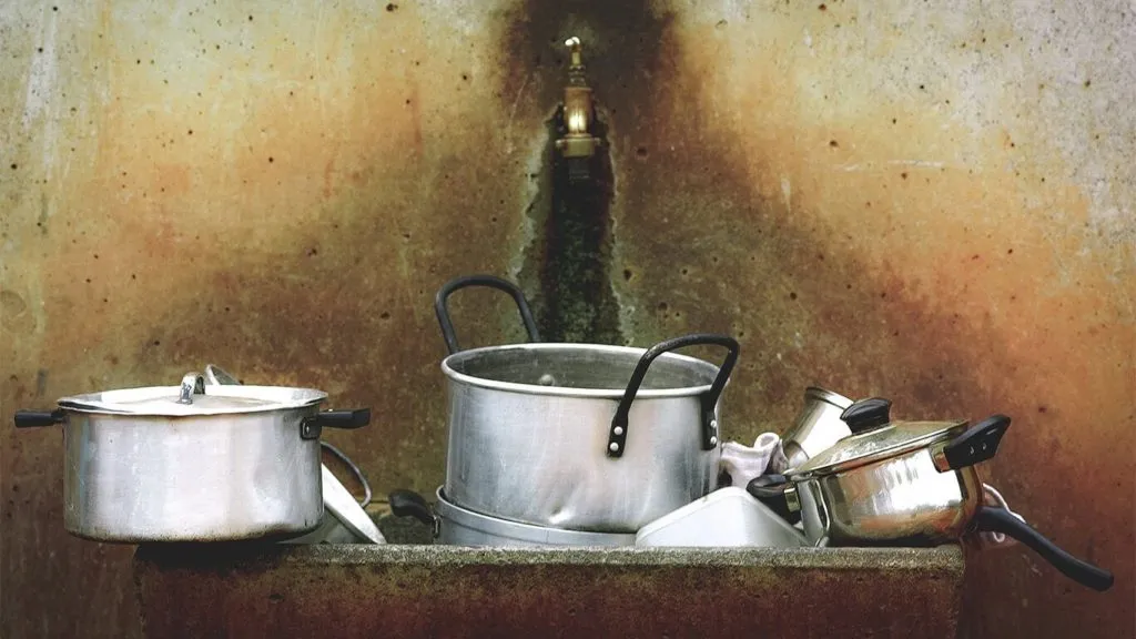 Töpfe in einem alten Steinwaschbecken